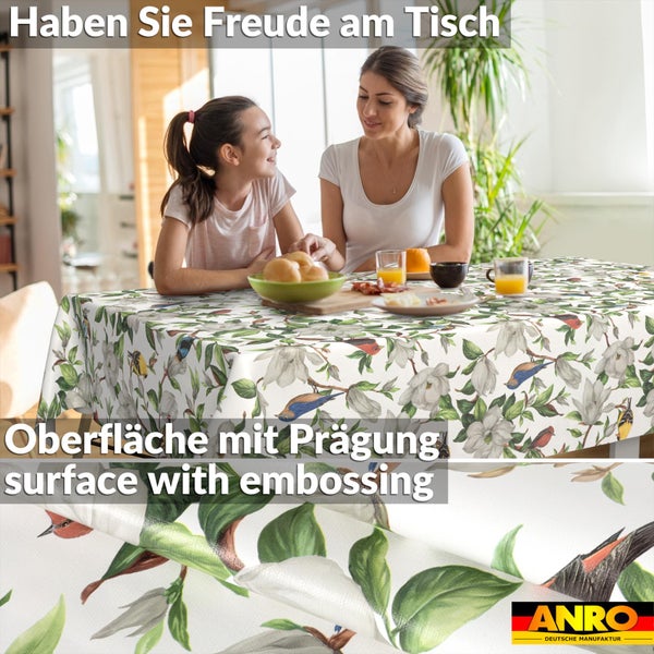 Abwaschbare Tischdecke mit Blumen- und Vogelmotiv, geprägte Oberfläche, Szene mit Familie am Esstisch. ANRO Logo.