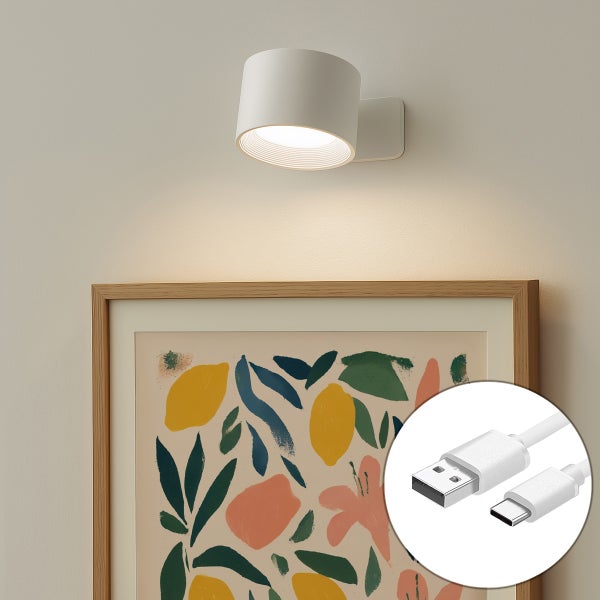 Wandleuchte mit USB Ladekabel montiert über einem gerahmten Bild