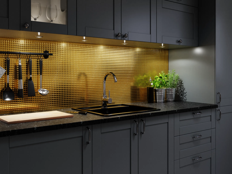 Moderne Küche mit dunkelgrauen Schränken, schwarzer Spüle, Chrom-Armatur und einem glänzenden Fliesenspiegel aus goldenen Mosaikfliesen.