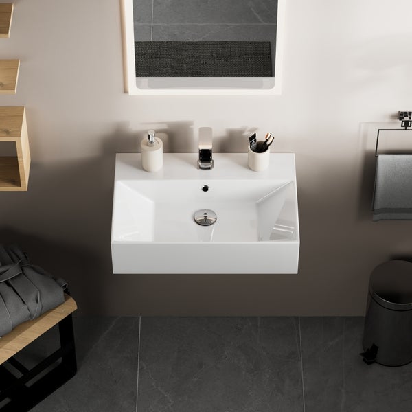 Modernes, rechteckiges Wandwaschbecken aus weißer Keramik mit Chromarmatur in einem hellen, minimalistisch eingerichteten Badezimmer.