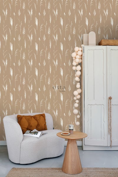 Raumansicht mit Tapete mit Gräser Muster, Sessel, Beistelltisch und Schrank