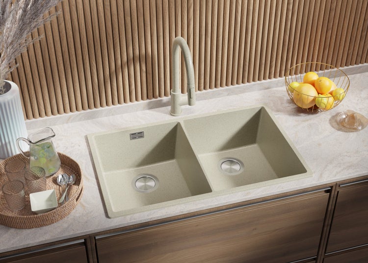 Küchenszene mit Doppelspüle, Wasserhahn und Accessoires auf einer Arbeitsplatte