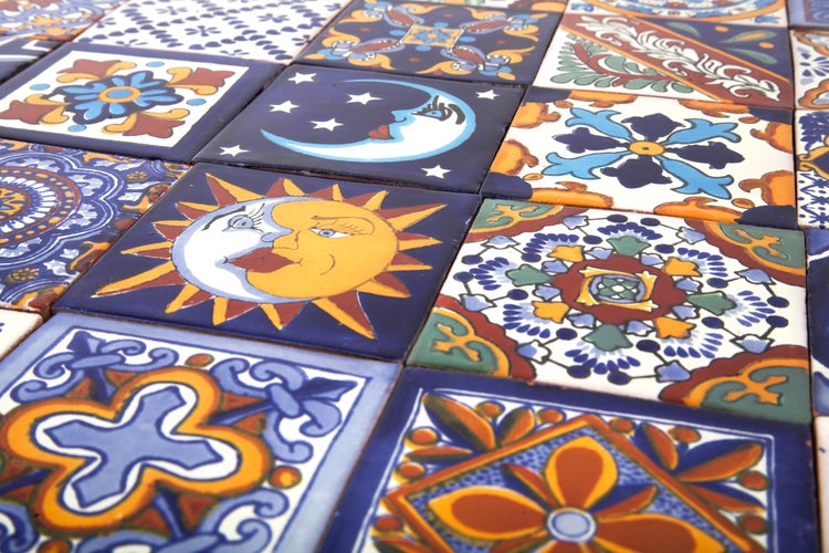 Helle Küche mit mintfarbenen Schränken, weißen Geräten und Fliesenspiegel