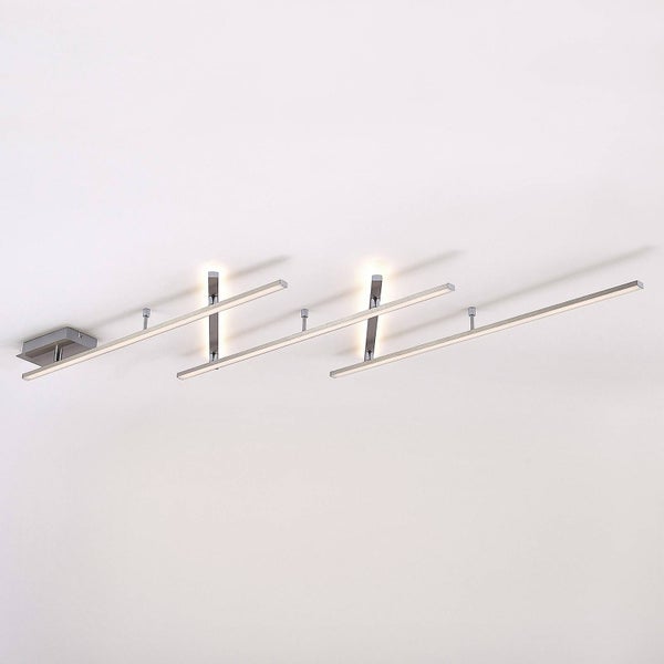 Moderne LED-Deckenleuchte mit drei versetzten linearen Lichtbalken aus gebürstetem Metall.