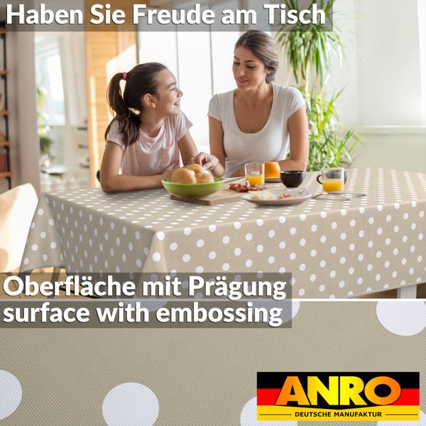 Familie am Tisch mit beschichteter Wachstuchdecke mit Punktmuster und ANRO Logo