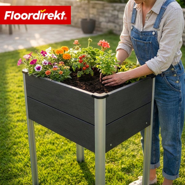 Hochbeet aus Kunststoff mit Blumen bepflanzt und Person im Garten