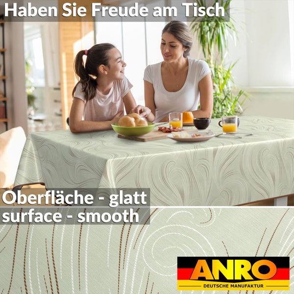 Tischdecke mit floralem Muster auf einem Esstisch mit zwei Personen und Speisen