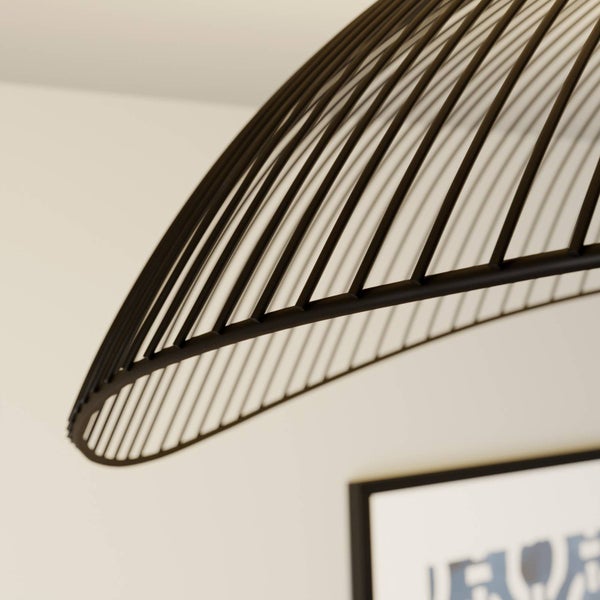 Detailaufnahme einer Pendelleuchte mit Metallgestell