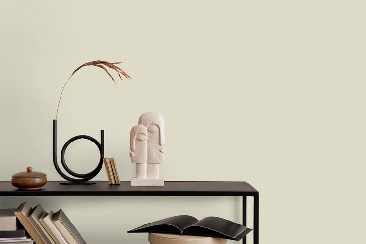 Dekorative Objekte auf einem Regal zur Raumgestaltung.