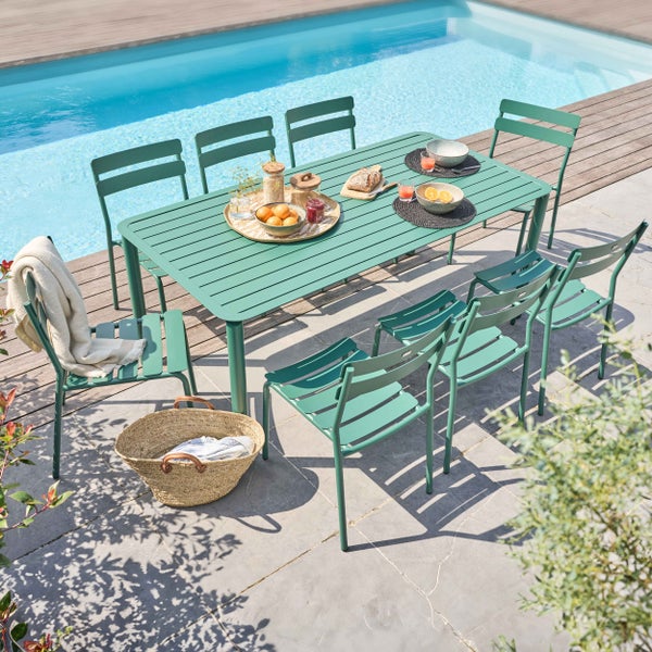 Moderne Garten-Essgruppe aus Metall mit rechteckigem Tisch und acht Stühlen mit Latten-Design an einem Pool auf der Terrasse.