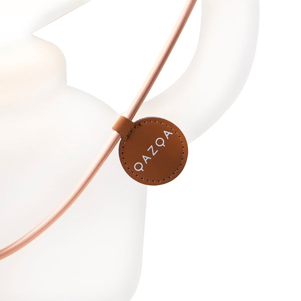 Detailansicht eines Lederanhängers mit dem QAZQA Logo an einer Leuchte.