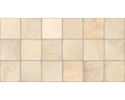 Quadratische Wandfliesen in Steinoptik mit matter Oberfläche und rustikalen Kanten.