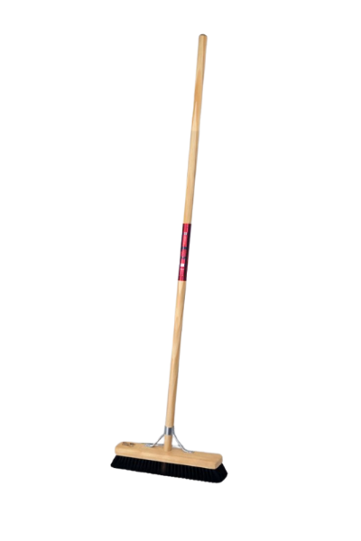 Kehrbesen mit Holzstiel und Borsten