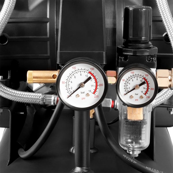 Detailansicht von Manometern und Druckminderer eines Kompressors