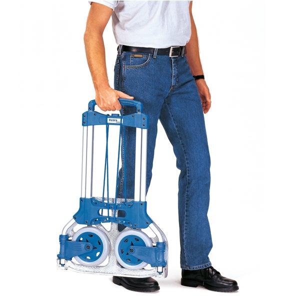Mann hält einen blauen und silberfarbenen Treppensteiger