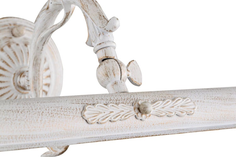 Detailaufnahme einer weißen Wandleuchte im Landhausstil