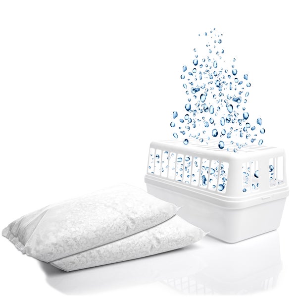 Luftentfeuchter mit zwei weißen Nachfüllbeuteln und weißem Kunststoffbehälter, Darstellung der Feuchtigkeitsaufnahme durch Wassertropfen.
