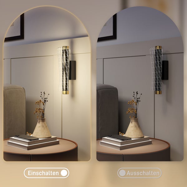 Wohnzimmer mit Monstera Zimmerpflanze, Tischlampe und Holzmöbeln