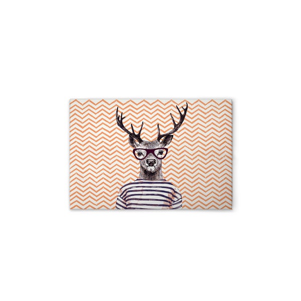 Dekokissen mit Hirschmotiv, gestreiftem Shirt und Brille vor Zickzackmuster