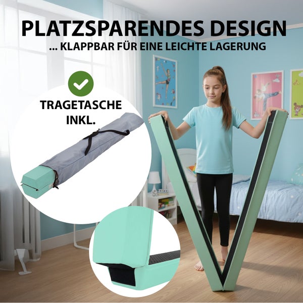 Ein Mädchen klappt einen Turnbalken in einem hellen Kinderzimmer auf; platzsparendes Design inklusive Tragetasche für einfache Lagerung.