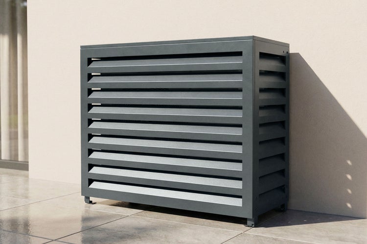 Graue Lamellen-Verkleidung aus Metall für die Außeneinheit einer Klimaanlage oder Wärmepumpe.