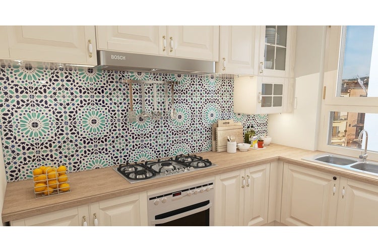 Küche mit weißen Schränken, Arbeitsplatte aus Holz und Rückwand mit floralen Fliesen