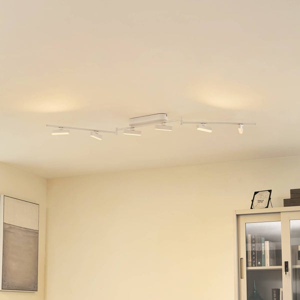 Moderne sechsflammige LED-Deckenleuchte in Weiß mit verstellbaren Spots, montiert an der Decke eines hellen, organisierten Raumes.