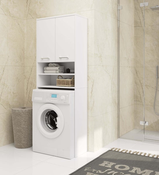 Modernes Badezimmer mit Waschmaschine, weißem Waschmaschinenschrank, Regalen und Dusche.