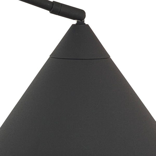 Detailaufnahme einer schwarzen Lampe in Kegelform.