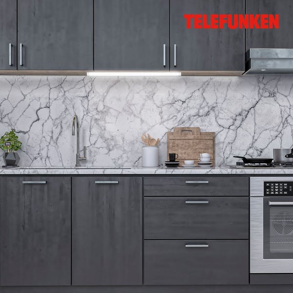 Helle, moderne Küche mit dunklen Schränken, Marmor-Rückwand und einer LED-Unterbauleuchte von Telefunken. Telefunken Logo.