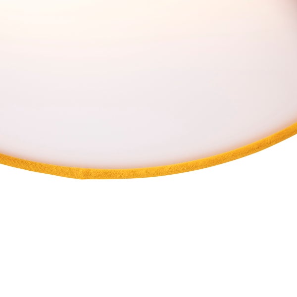 Detailansicht einer runden Deckenleuchte mit weißem Schirm und gelbem Stoffrand.