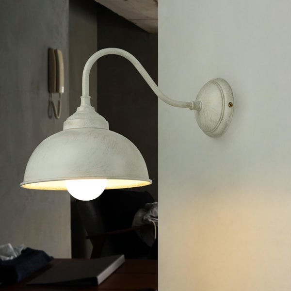 Weiße Wandleuchte im Innenbereich