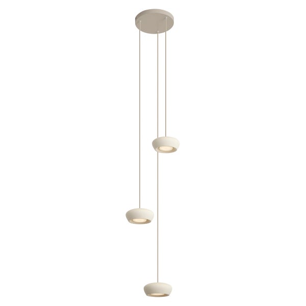 Moderne LED Pendelleuchte mit drei runden Leuchten an höhenverstellbaren Kabeln für eine stilvolle Raumbeleuchtung.