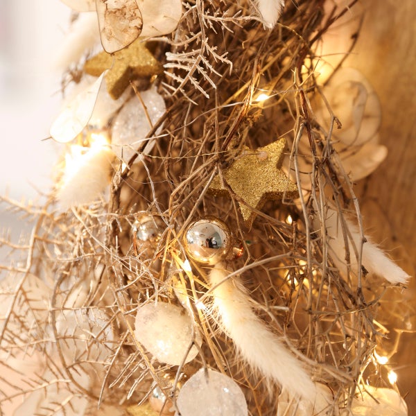 Weihnachtskranz aus Zweigen mit integrierter Lichterkette sowie Sternen und Kugeln als Dekoration