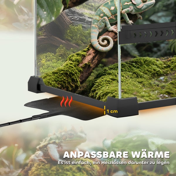 Glasterrarium mit einem Chamäleon auf einem Ast, Heizmatte unter dem Boden platziert, ein Zentimeter Abstand durch Standfüße.