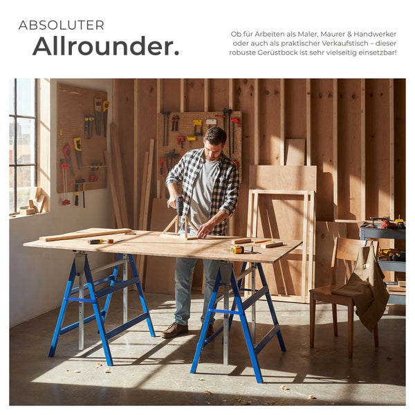 Handwerker arbeitet in einer hellen, organisierten Werkstatt an einer Holzplatte, die von zwei blauen Gerüstböcken aus Metall getragen wird.