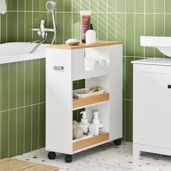 Badezimmer mit schmalem, weißem Badrollwagen mit Holzablageflächen