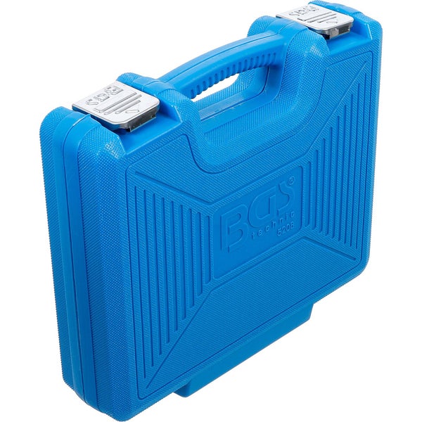 Zwei Holzosterhasen mit Schleife als Dekoration