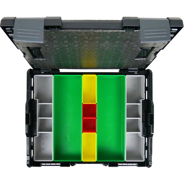 Wohnzimmer mit rotem Sofa, rundem Wandregal mit Dekoration vor einer grünen Wand.