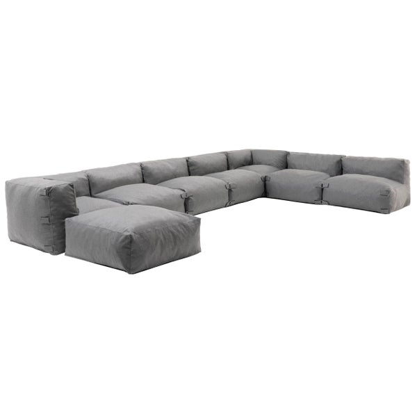 Großes modulares Lounge-Sofa für den Außenbereich in Grau, bestehend aus mehreren weich gepolsterten Elementen.