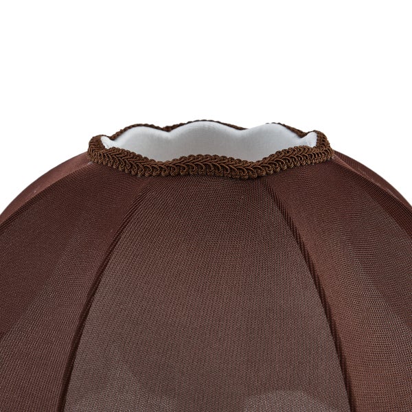 Nahaufnahme eines braunen Lampenschirms aus Textil mit gewelltem Rand und dekorativer Borte.