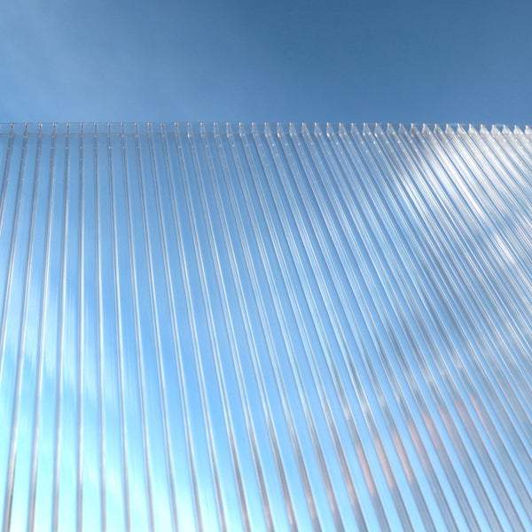 Transparente Hohlkammerplatte aus Polycarbonat mit Stegstruktur für Überdachungen.