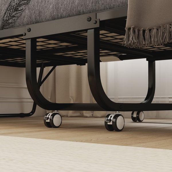 Detailansicht eines schwarzen Metallbettgestells mit Rollen