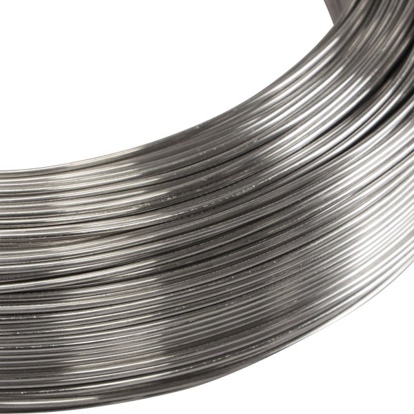 Nahaufnahme einer Rolle aus verzinktem Metalldraht.