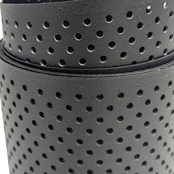 Nahaufnahme eines gelochten Metallbands, das aufgerollt ist.