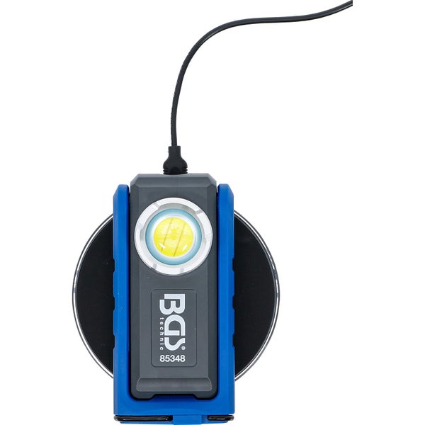 Magnetische LED-Arbeitsleuchte an einer Metallkonstruktion in einer Werkstatt mit Batteriestandsanzeige.