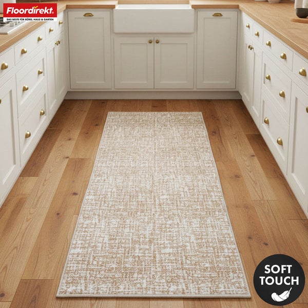 Küchenszene mit beigem Teppich vor weißen Küchenschränken