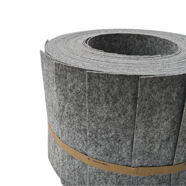 Rolle mit grauen Filzstreifen, mit Papierband gebündelt, Symbol Recycelbar