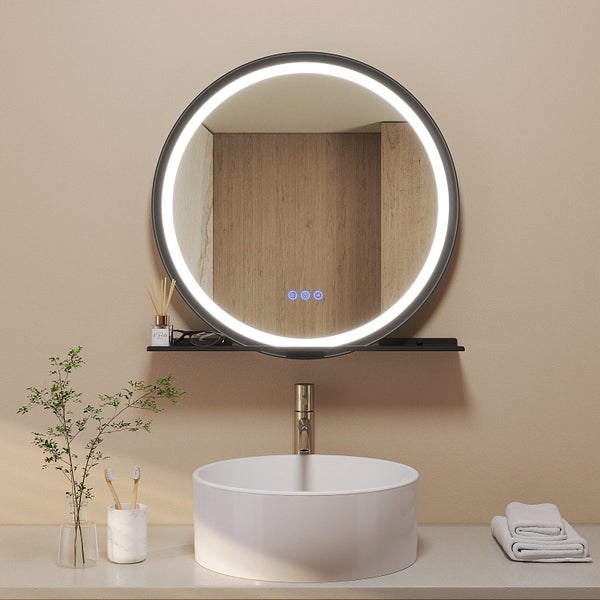 Runder Badezimmerspiegel mit LED Beleuchtung und Ablage montiert über einem Aufsatzwaschbecken in einem modernen Badezimmer.