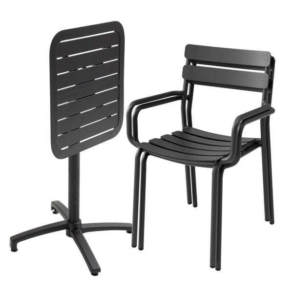 Gartenmöbel-Set in Anthrazit bestehend aus einem Metall-Bistrotisch mit abklappbarer Tischplatte und stapelbaren Gartenstühlen mit Armlehnen.